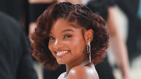 halle bailey curly hair.